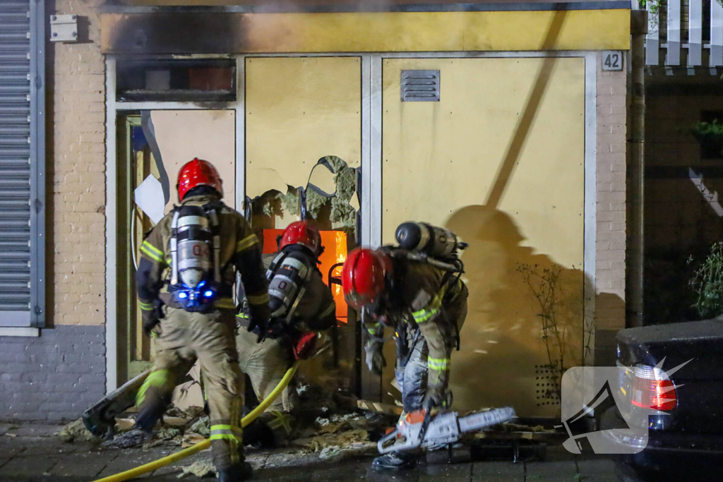 Uitslaande brand in viswinkel vergt inzet van brandweer