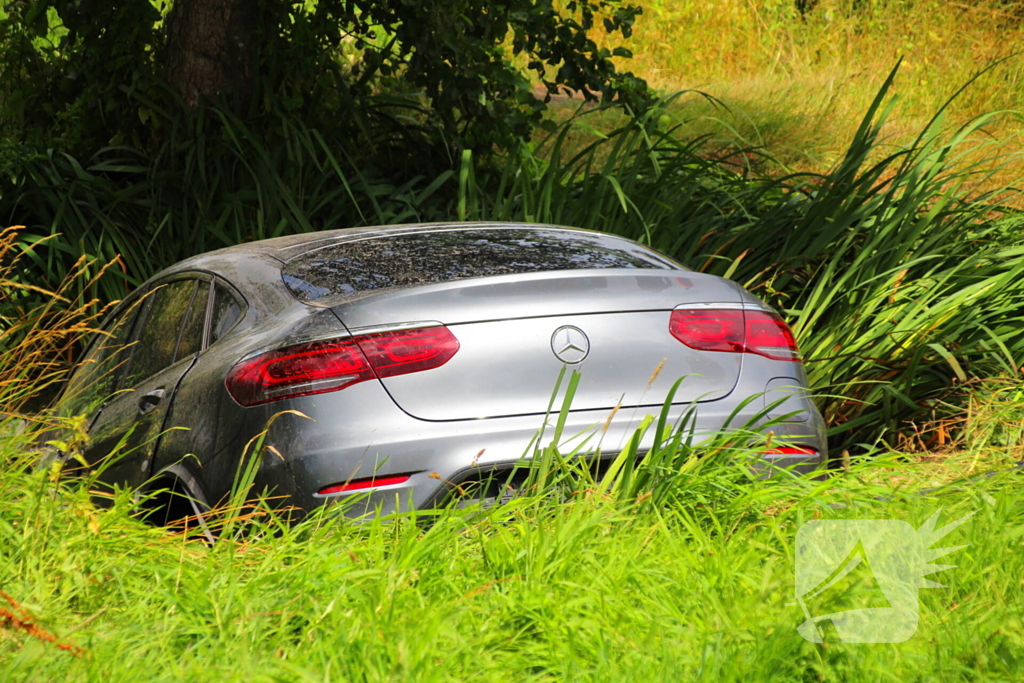 Persoonwagen eindigt in sloot