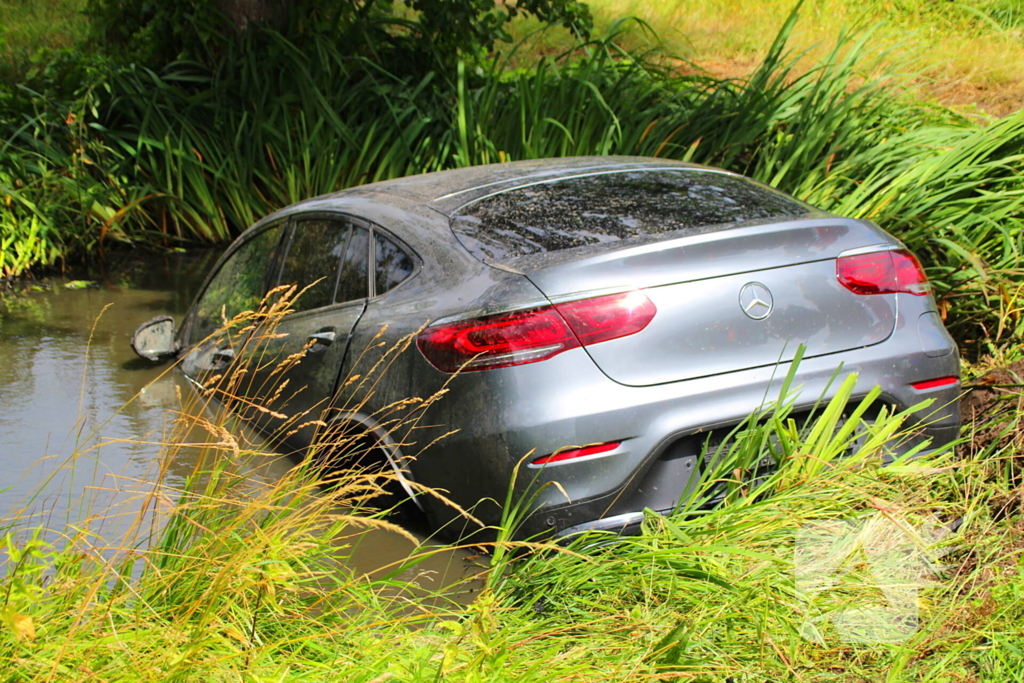 Persoonwagen eindigt in sloot