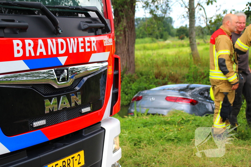Persoonwagen eindigt in sloot