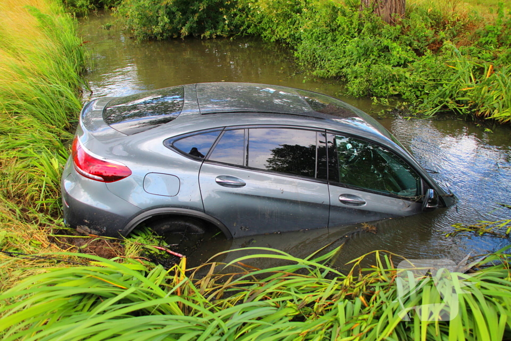 Persoonwagen eindigt in sloot