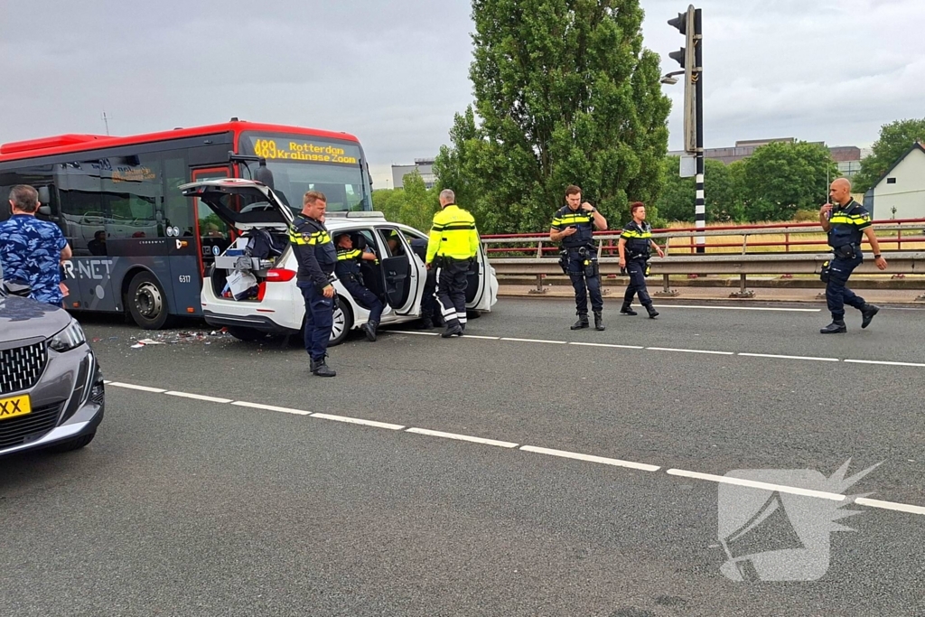 Politieauto en lijnbus botsen