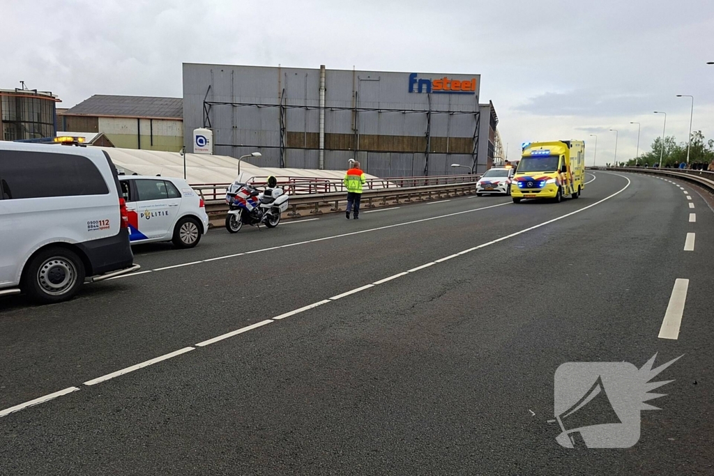 Politieauto en lijnbus botsen