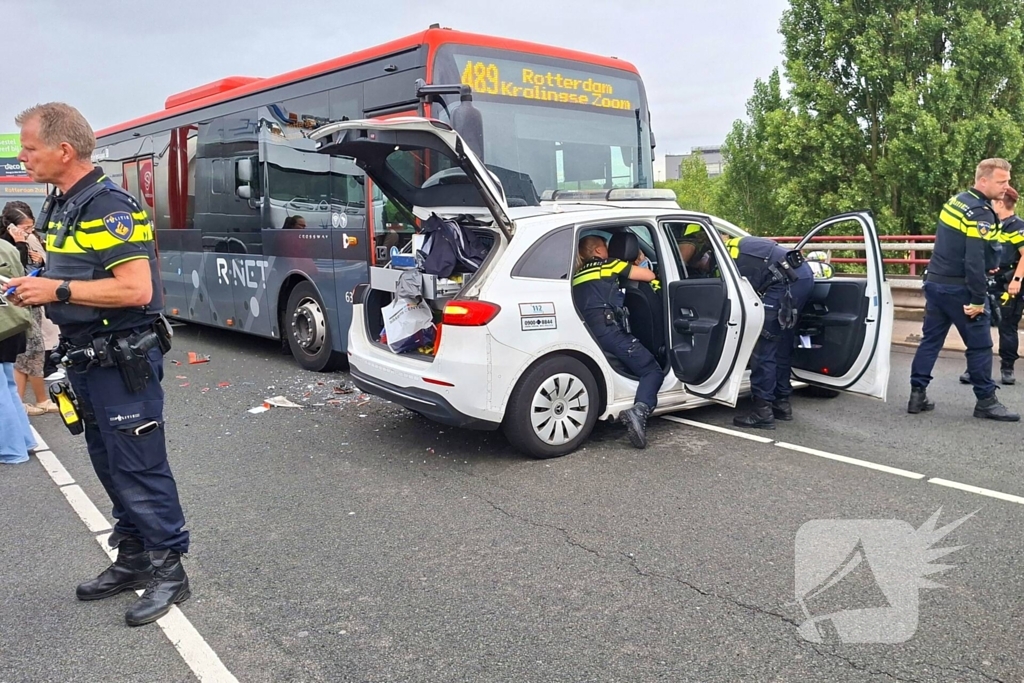 Politieauto en lijnbus botsen
