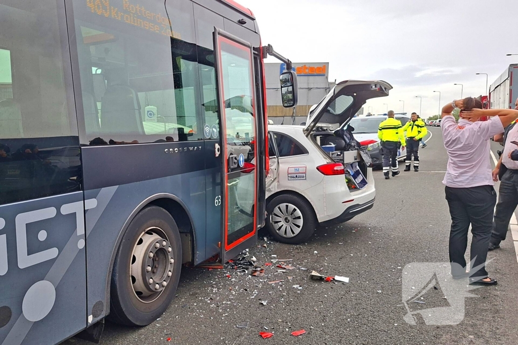 Politieauto en lijnbus botsen