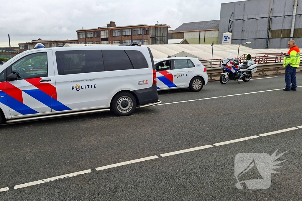 Politieauto en lijnbus botsen