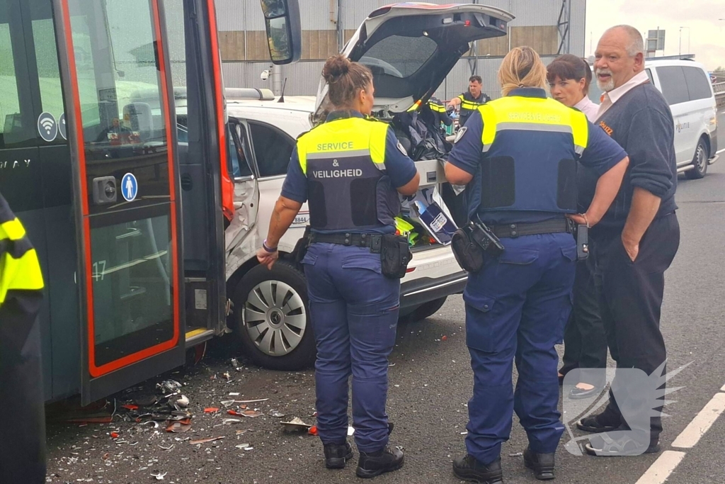 Politieauto en lijnbus botsen