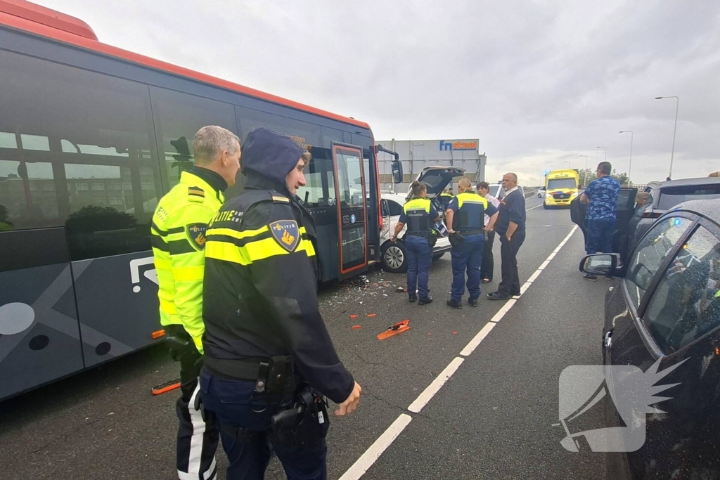 Politieauto en lijnbus botsen