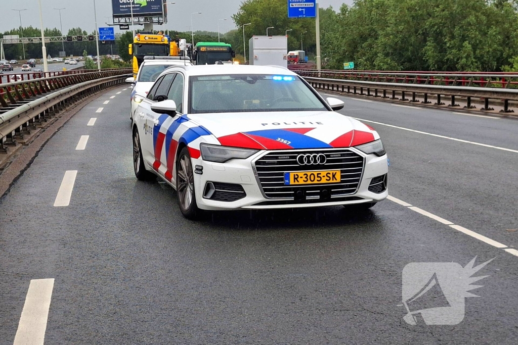 Politieauto en lijnbus botsen