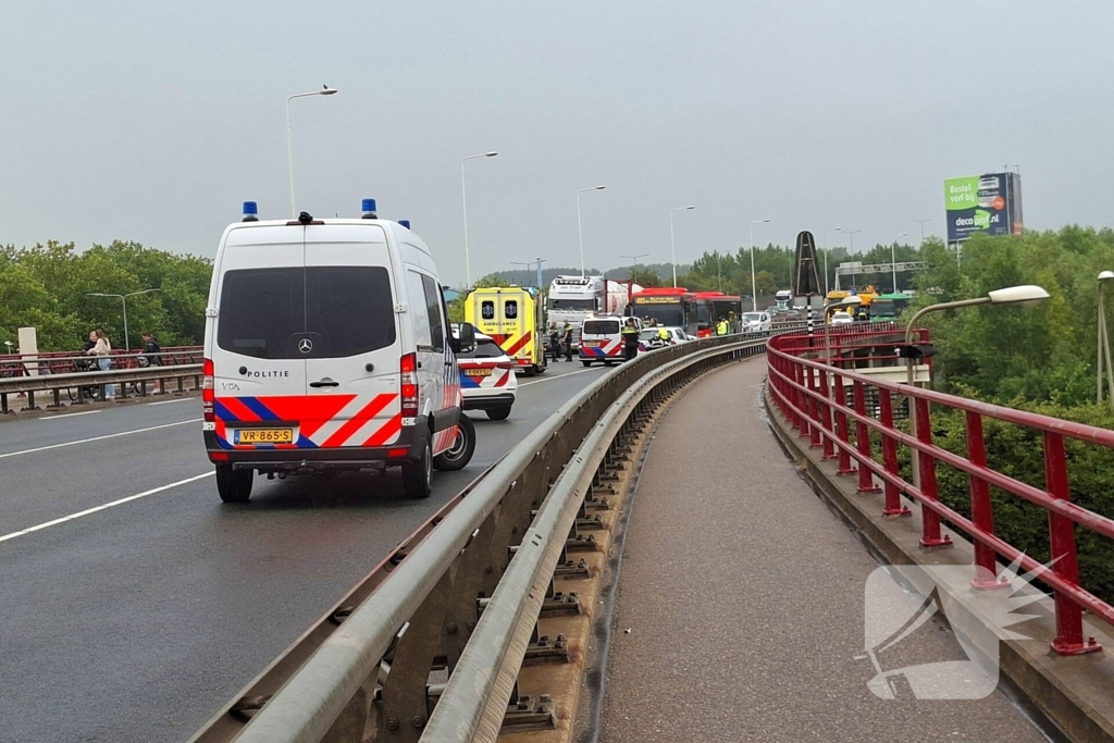 Politieauto en lijnbus botsen
