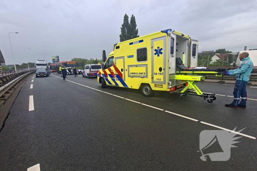 Politieauto en lijnbus botsen