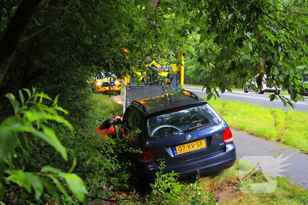Auto belandt in greppel