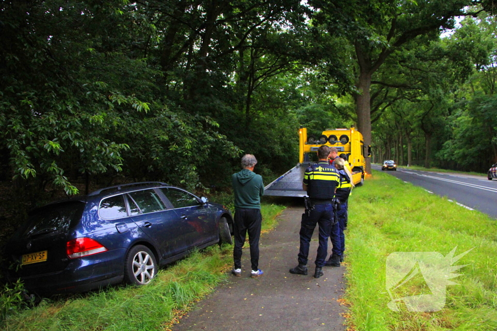Auto belandt in greppel