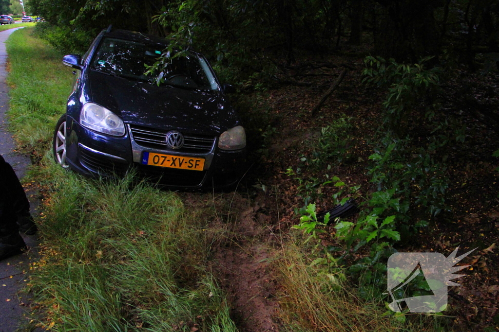 Auto belandt in greppel