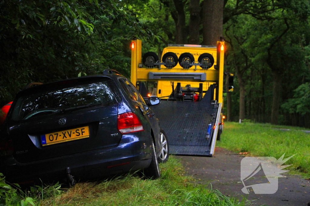 Auto belandt in greppel
