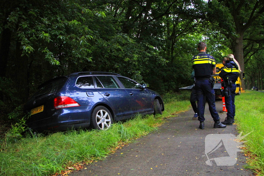 Auto belandt in greppel