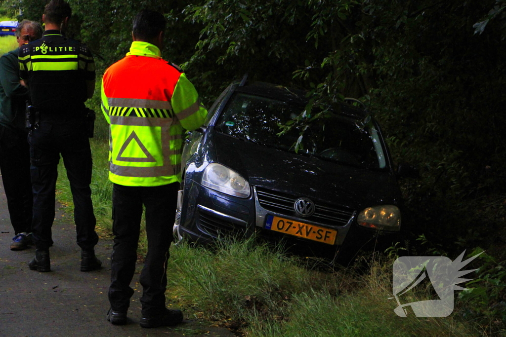 Auto belandt in greppel