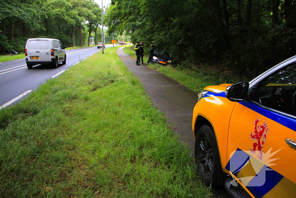 Auto belandt in greppel