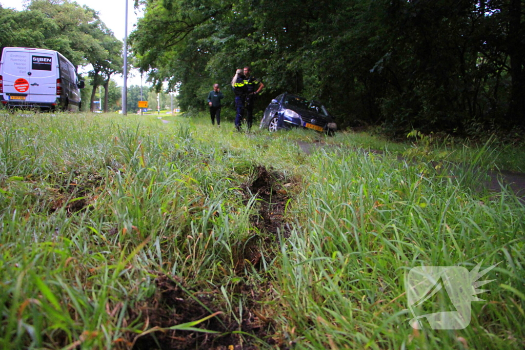 Auto belandt in greppel