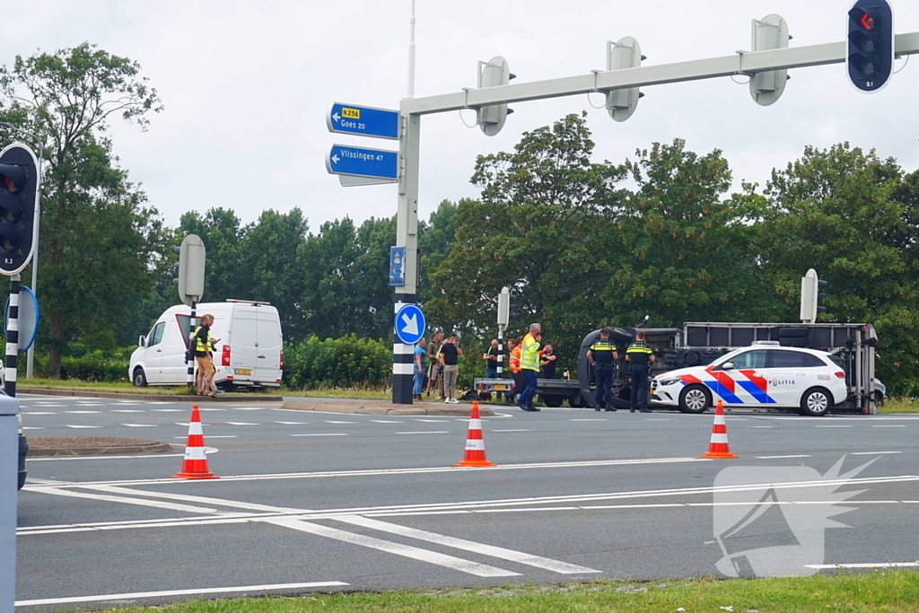 Bakwagen met schoenen gekanteld