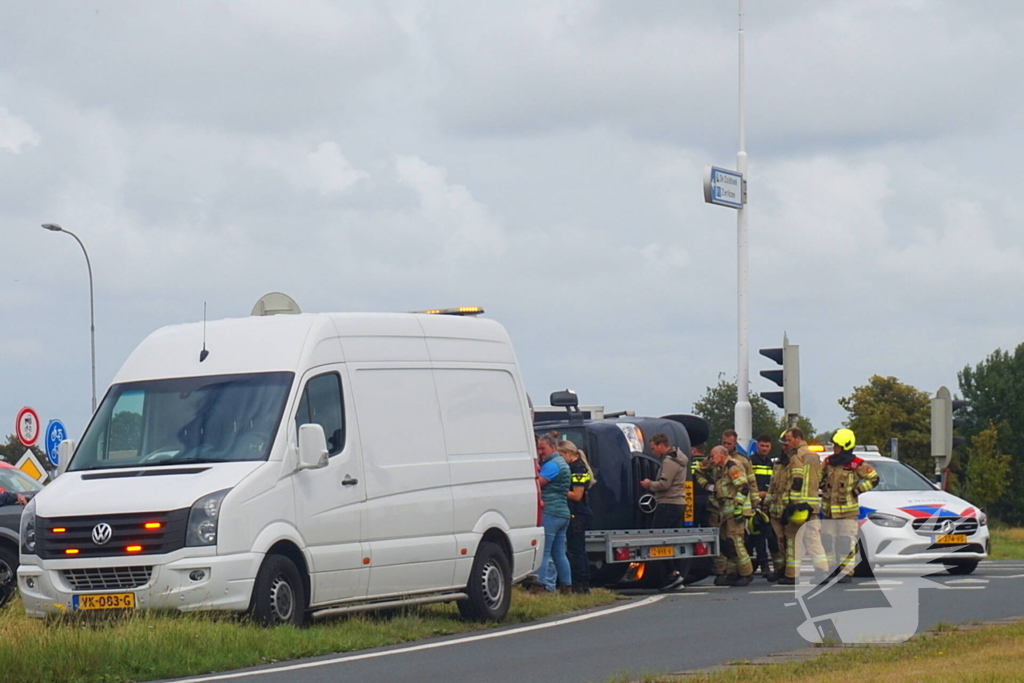 Bakwagen met schoenen gekanteld