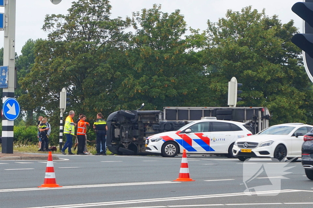 Bakwagen met schoenen gekanteld