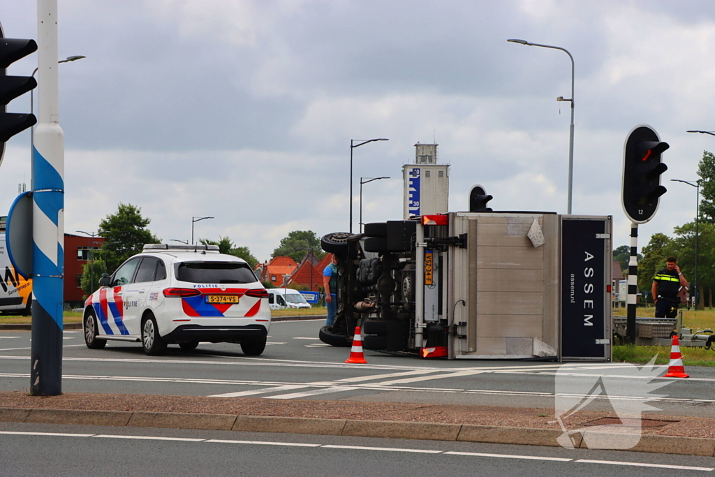 Bakwagen met schoenen gekanteld