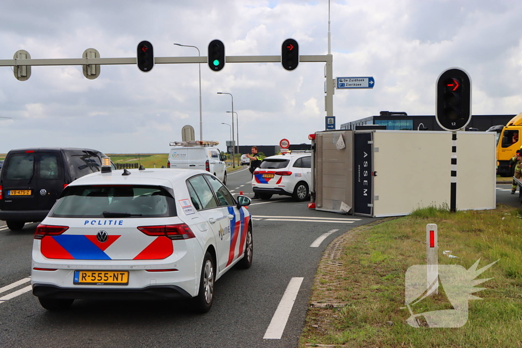 Bakwagen met schoenen gekanteld