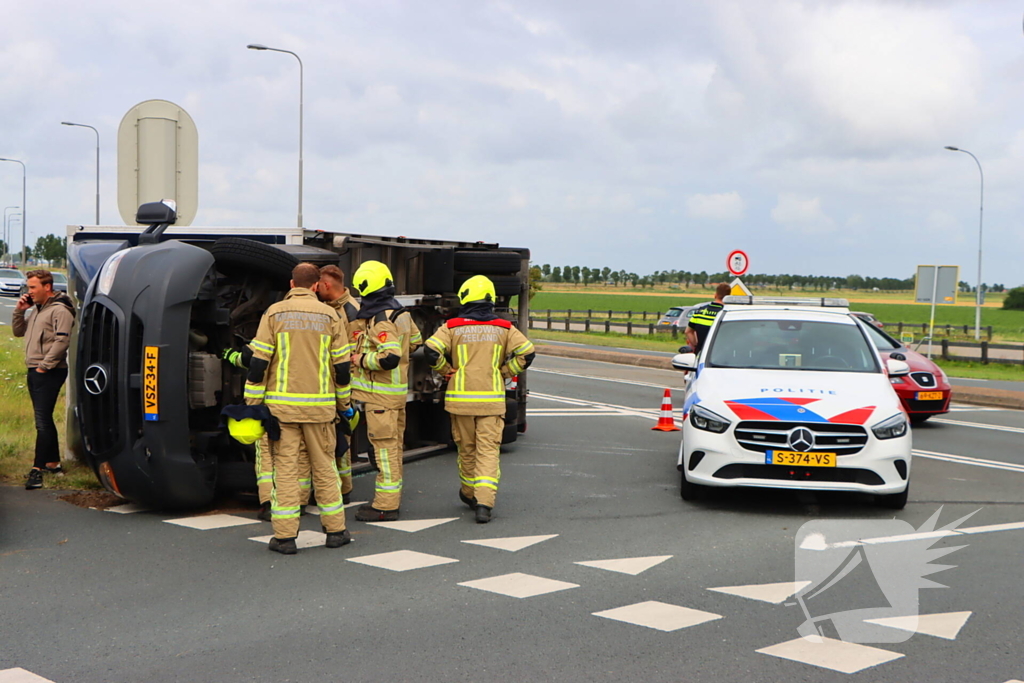Bakwagen met schoenen gekanteld