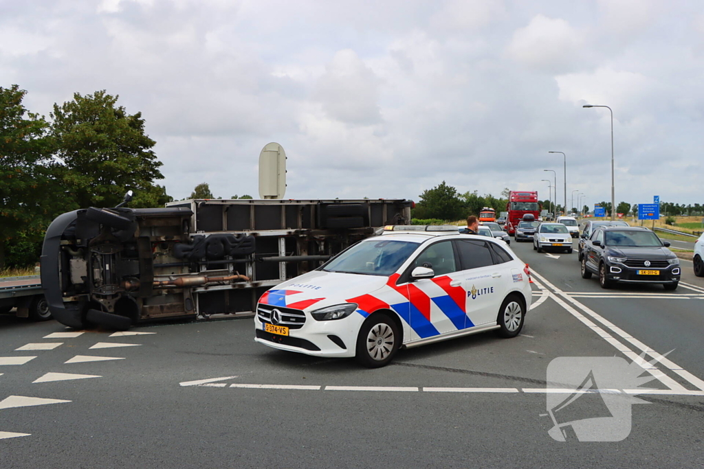 Bakwagen met schoenen gekanteld