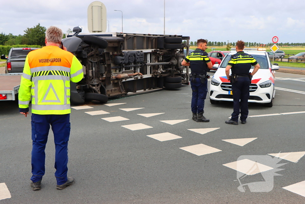 Bakwagen met schoenen gekanteld