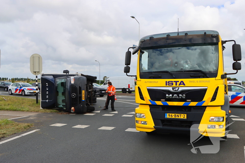 Bakwagen met schoenen gekanteld