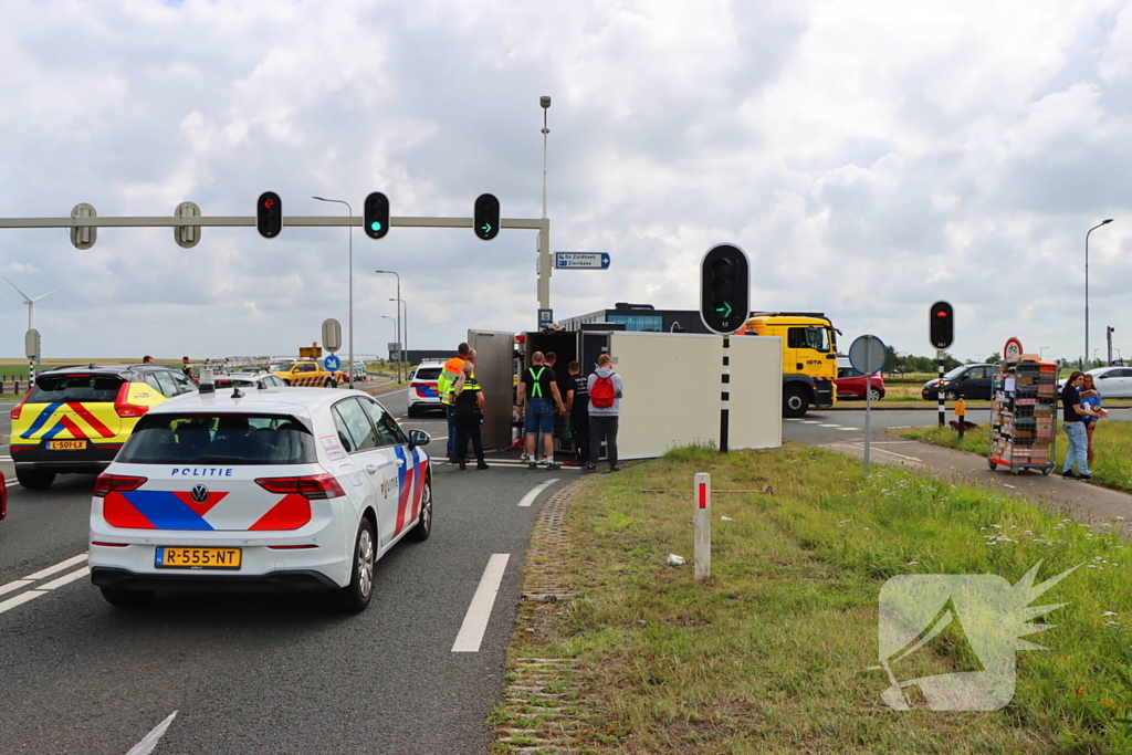 Bakwagen met schoenen gekanteld