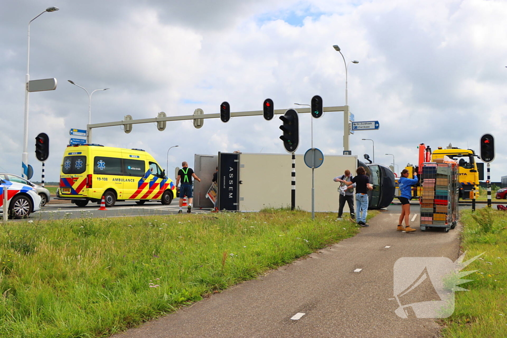 Bakwagen met schoenen gekanteld