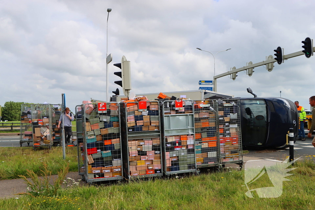 Bakwagen met schoenen gekanteld