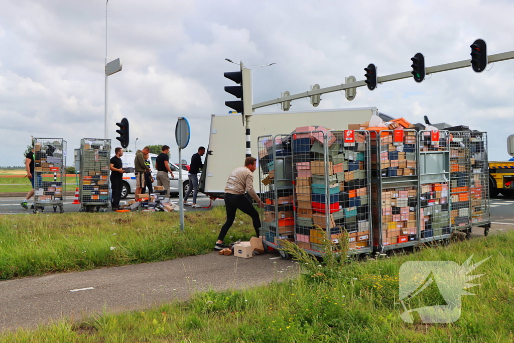 Bakwagen met schoenen gekanteld