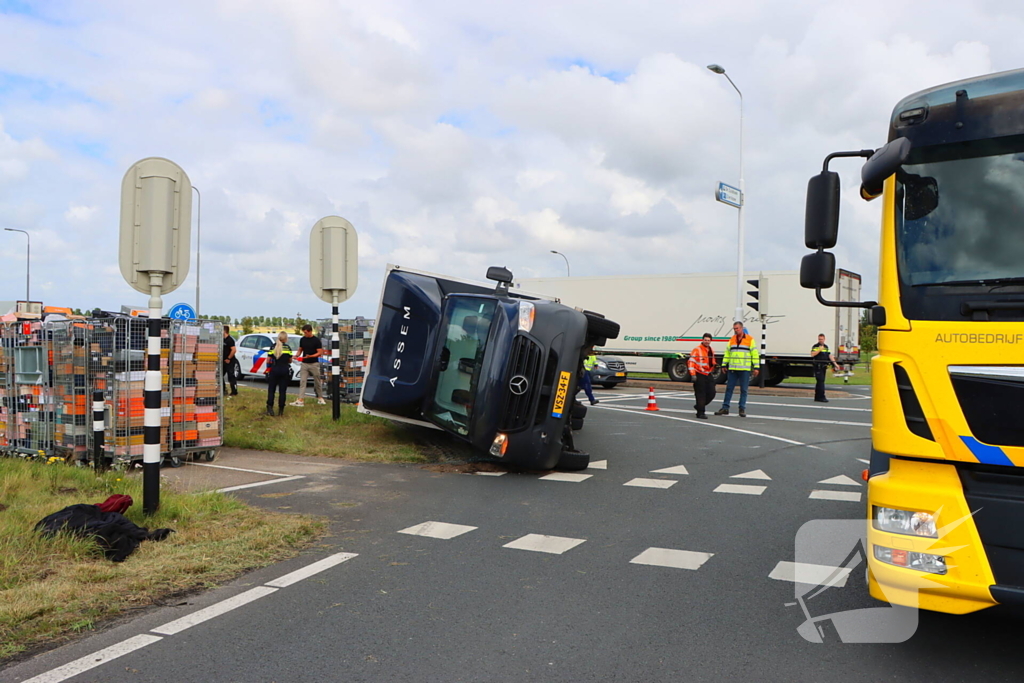 Bakwagen met schoenen gekanteld