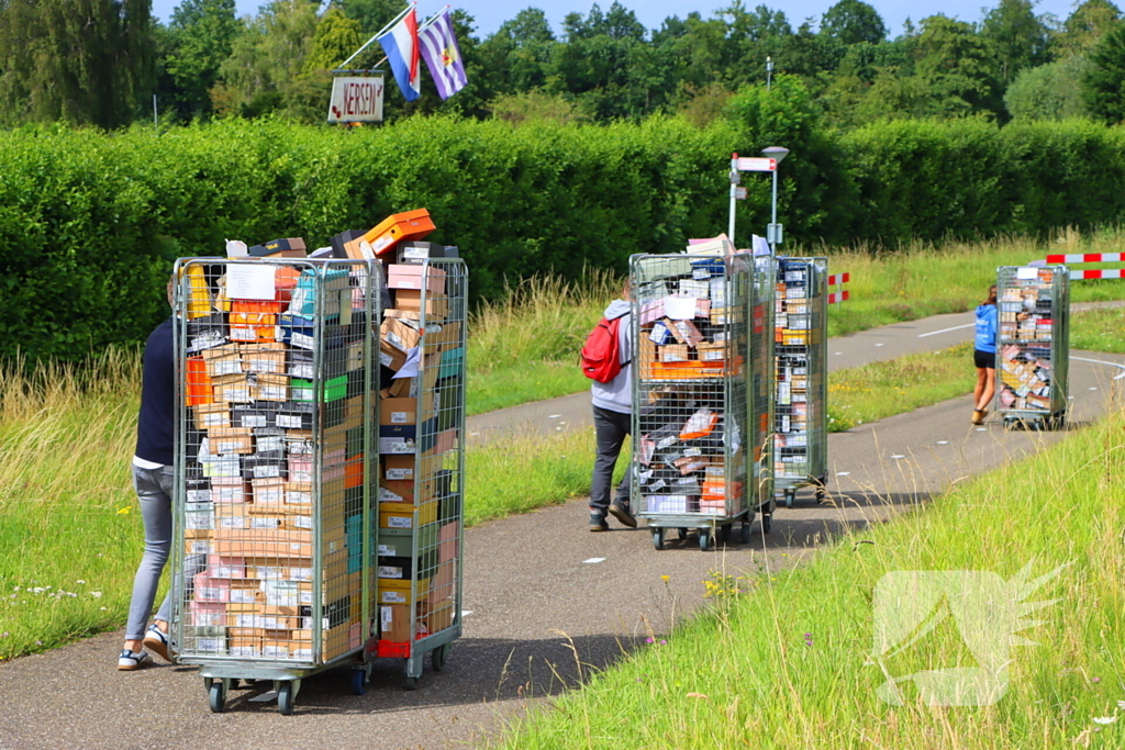 Bakwagen met schoenen gekanteld