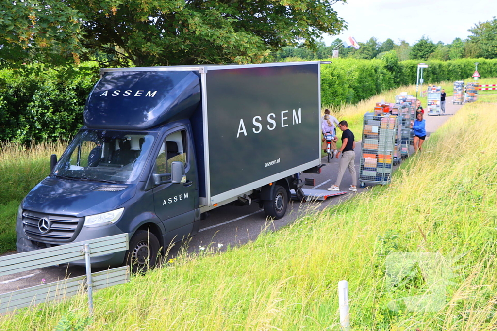 Bakwagen met schoenen gekanteld