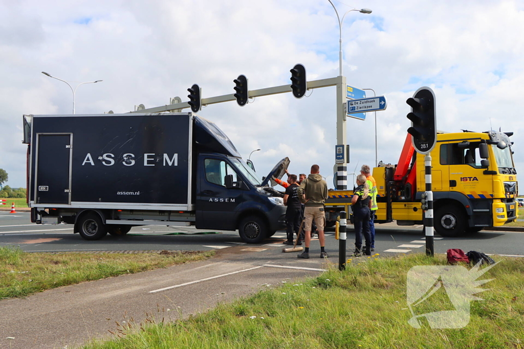 Bakwagen met schoenen gekanteld