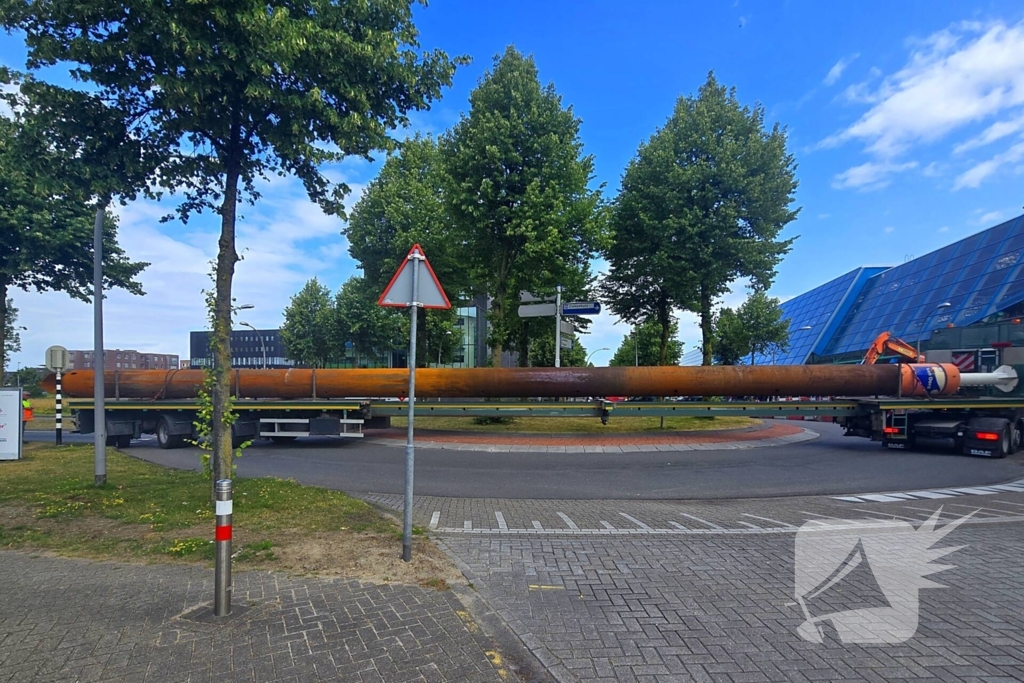 Speciaaltransport rijdt zich vast op rotonde