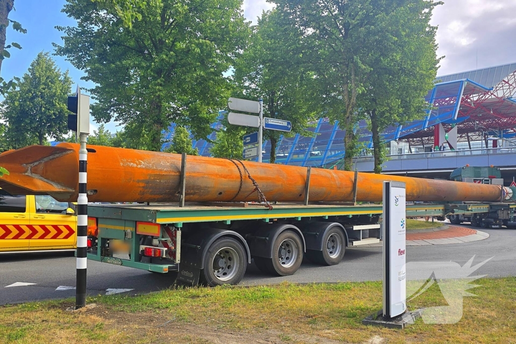 Speciaaltransport rijdt zich vast op rotonde