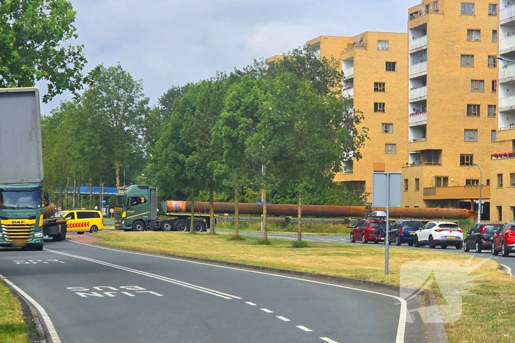 Speciaaltransport rijdt zich vast op rotonde