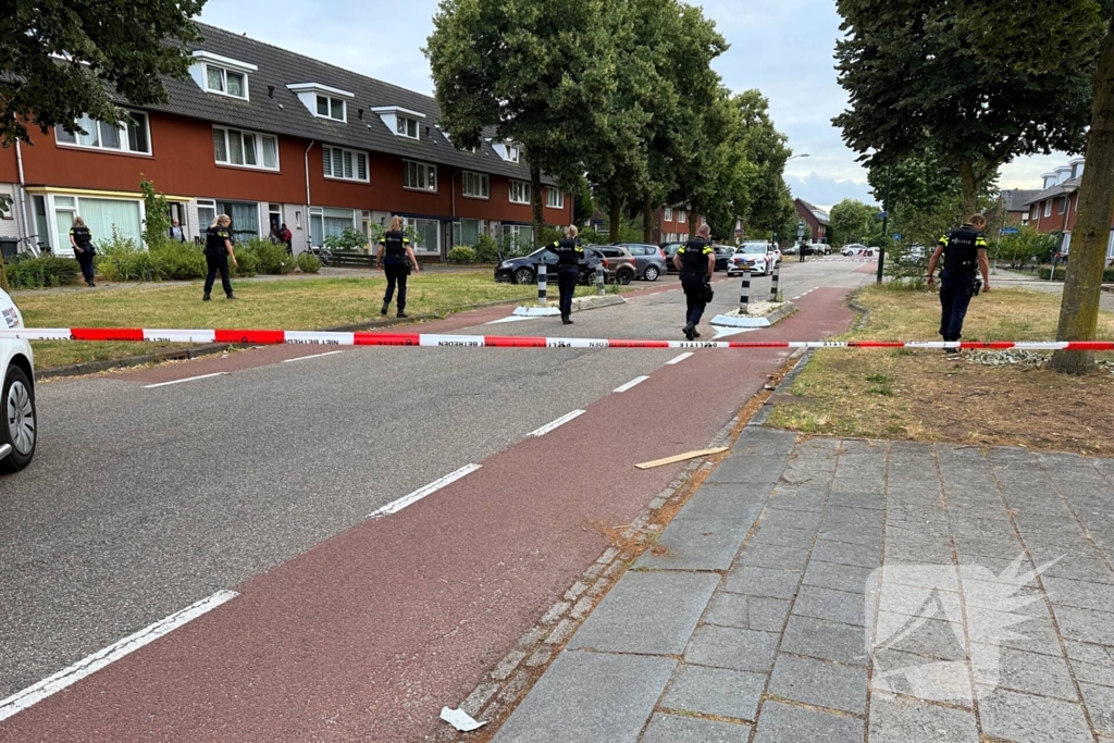 Schietpartij na voorbijrijden auto, politie doorzoekt straat