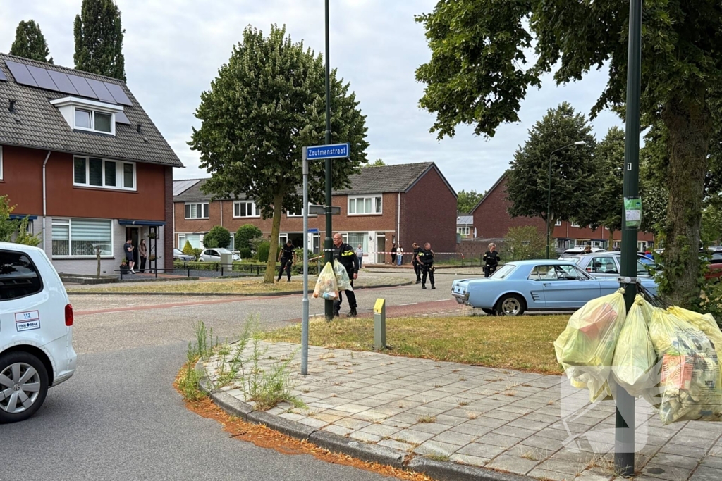 Schietpartij na voorbijrijden auto, politie doorzoekt straat