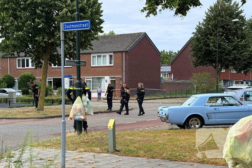 Schietpartij na voorbijrijden auto, politie doorzoekt straat
