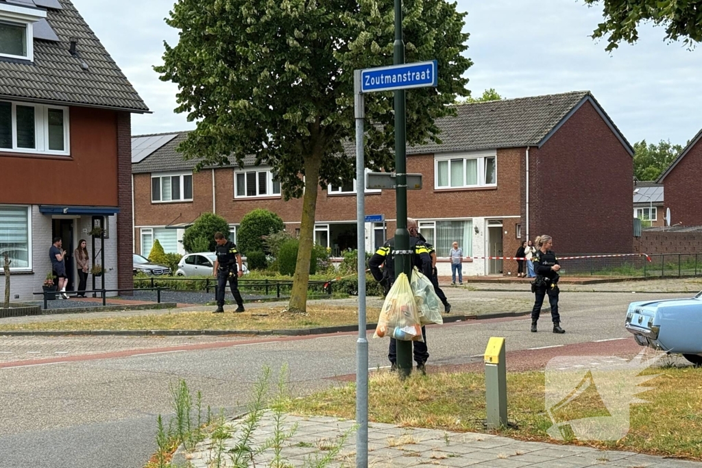 Schietpartij na voorbijrijden auto, politie doorzoekt straat