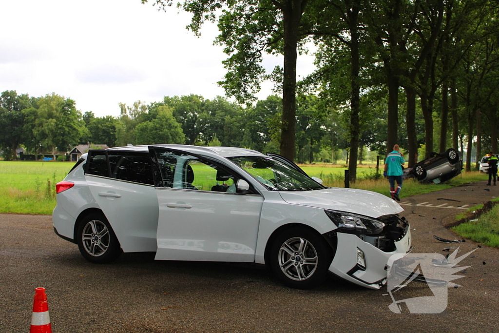 Auto op de kop na botsing