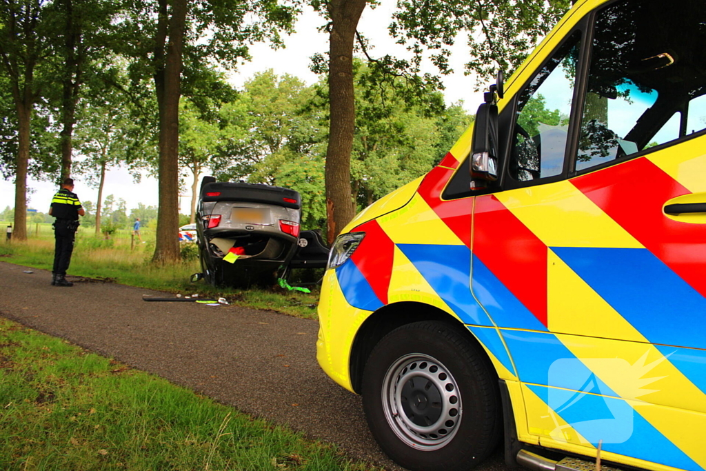 Auto op de kop na botsing