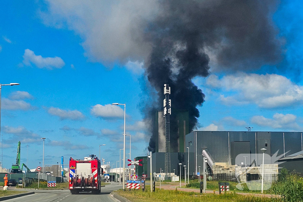 Enorme inzet voor bestrijding bedrijfsbrand